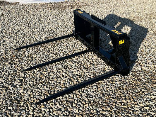 Stinger 3-point bale spear with triple tine configuration for moving round hay bales