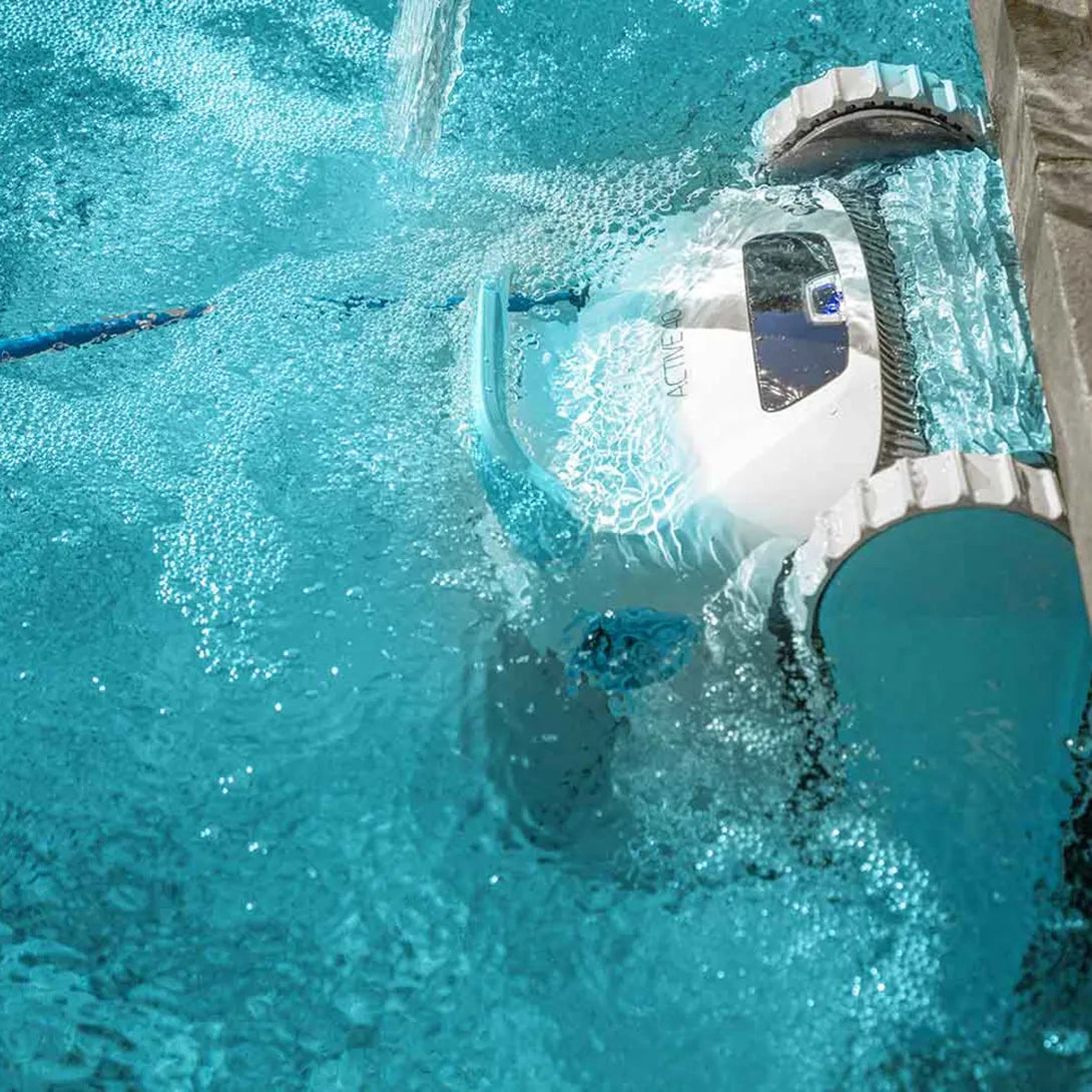 Dolphin Active 40 Automatic Pool Cleaner — mounting/connection detail