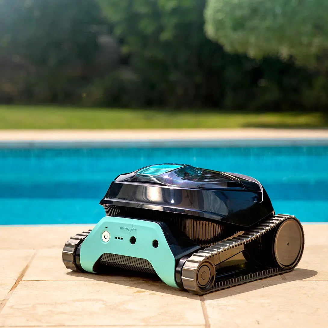 Dolphin LIBERTY 300 Cordless Robotic Pool Cleaner — mounting/connection detail